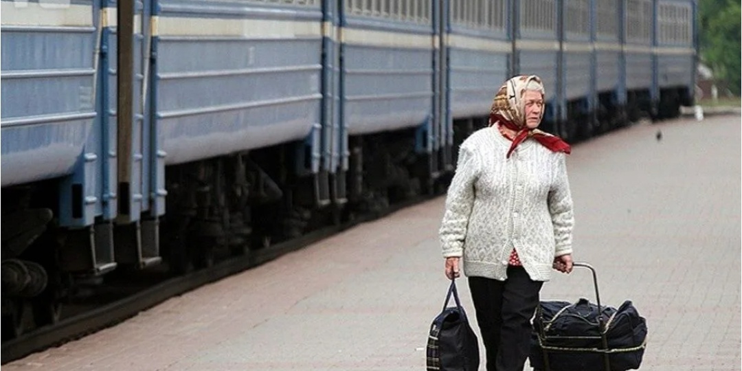 Бабушка Екатерина Ивановна бежала к поезду с тяжелыми сумками, думала не успеет. А что произошло дальше поразило всех до глубины души