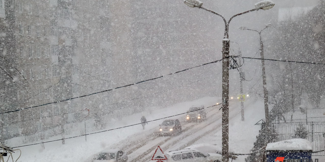 Циклон парализовал движение в Хабаровском крае: не работает аэропорт и перекрыты трассы