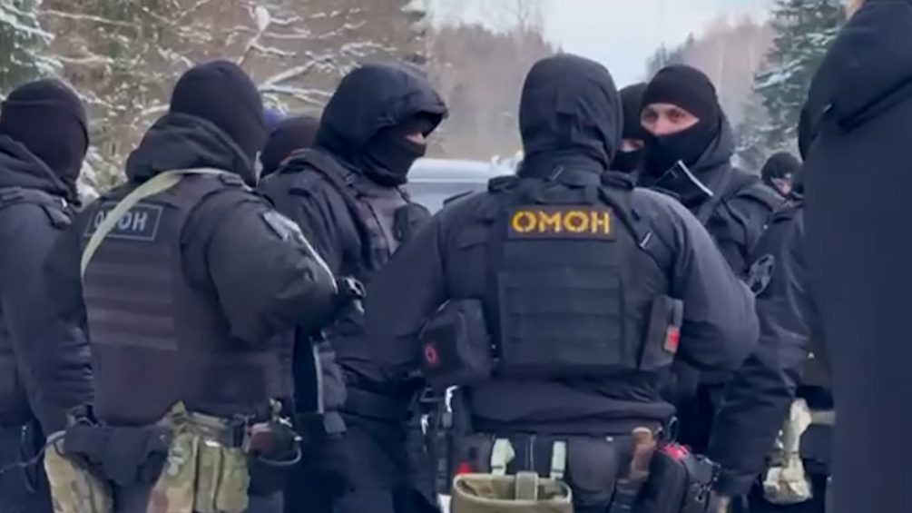   Сотрудники ОМОНа на площадке Бакшевской Масленицы. Фото: кадр видео