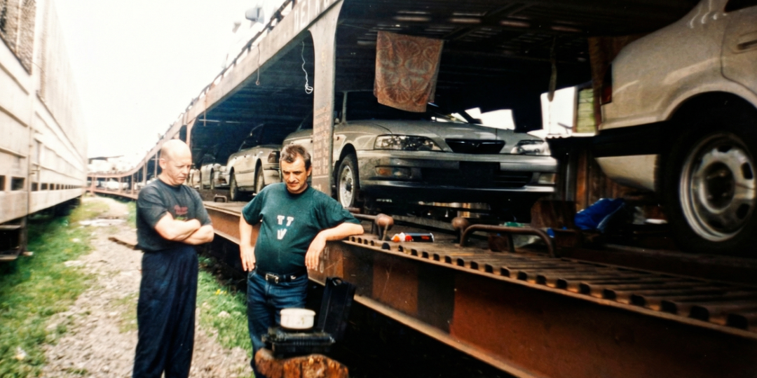 Жили сутками в железной клетке: как перегонщики нулевых возили японки на поездах, когда трассы Амур еще не было