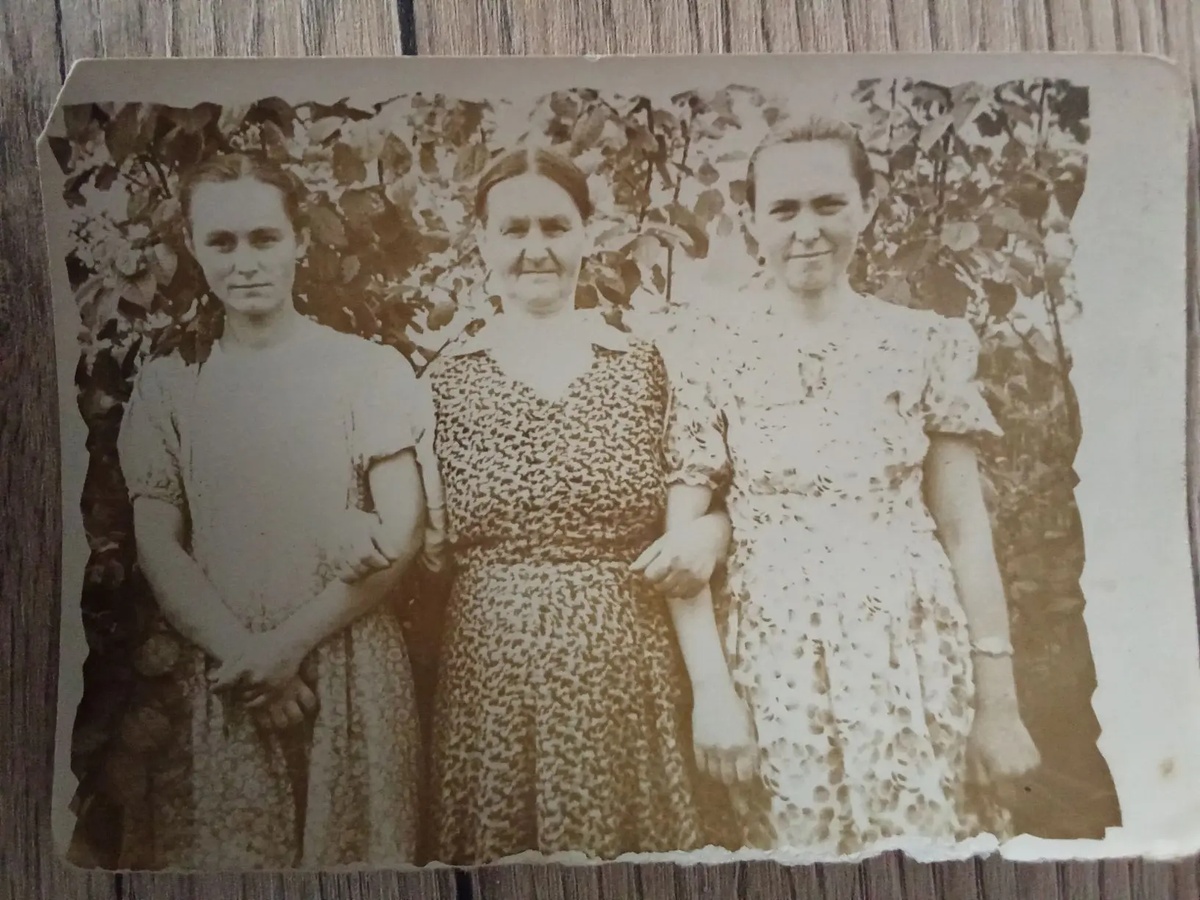 ФОто из семейного альбома. Бабушка Александра с дочерью Раисой и дочерью Марией.