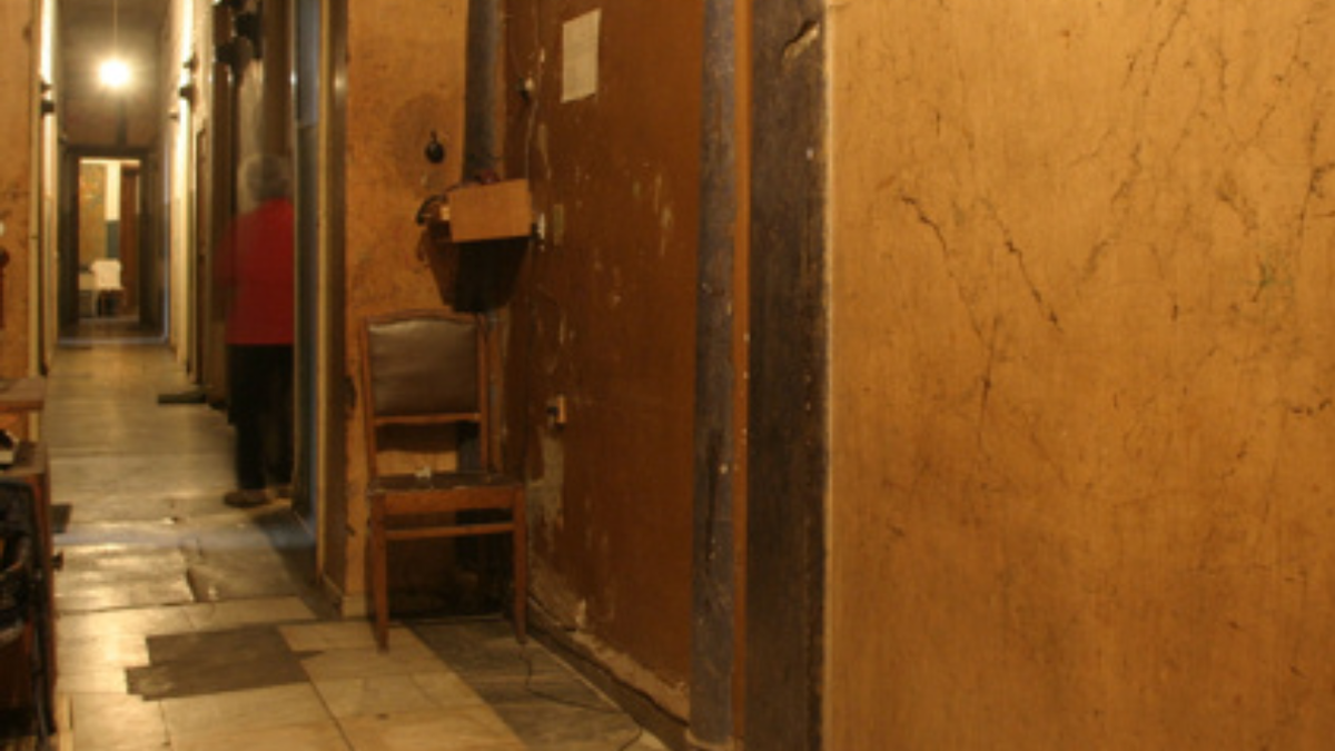 Поднимаешься выше. Стены те же