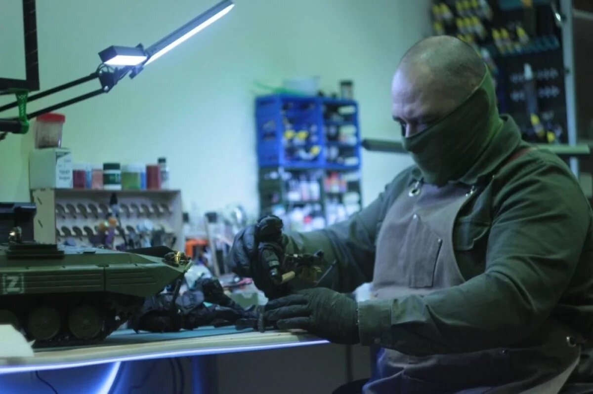    Создавая диорамы, Рамиль детально воспроизводит сцены сражений.