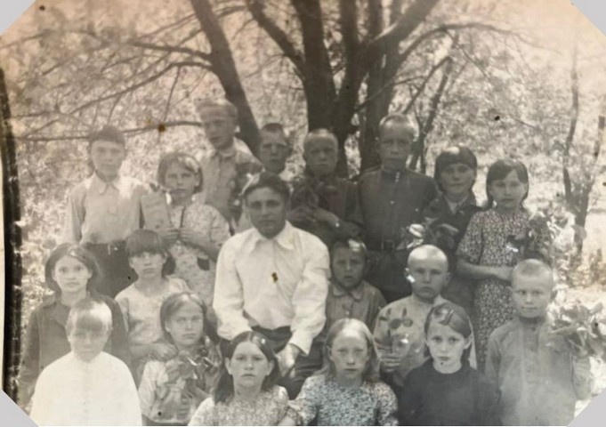 А.М. Мищенко с классом Красносулинский вестник  📷
