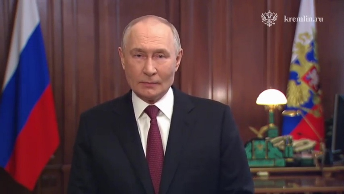    Владимир Путин поздравил россиян с Днем защитника Отечества