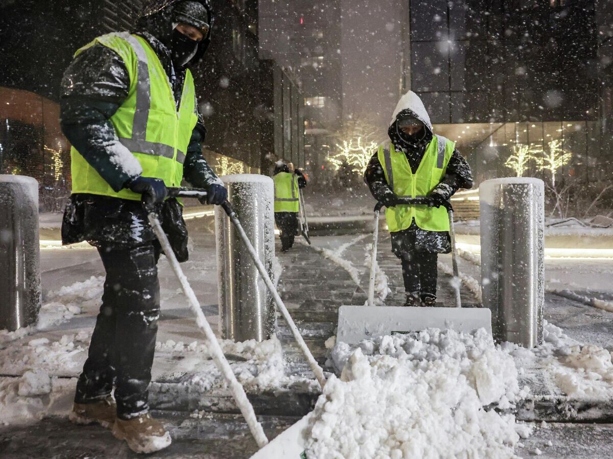    Расчистка улицы во время снегопада в Нью-Йорке | © REUTERS / Jeenah Moon