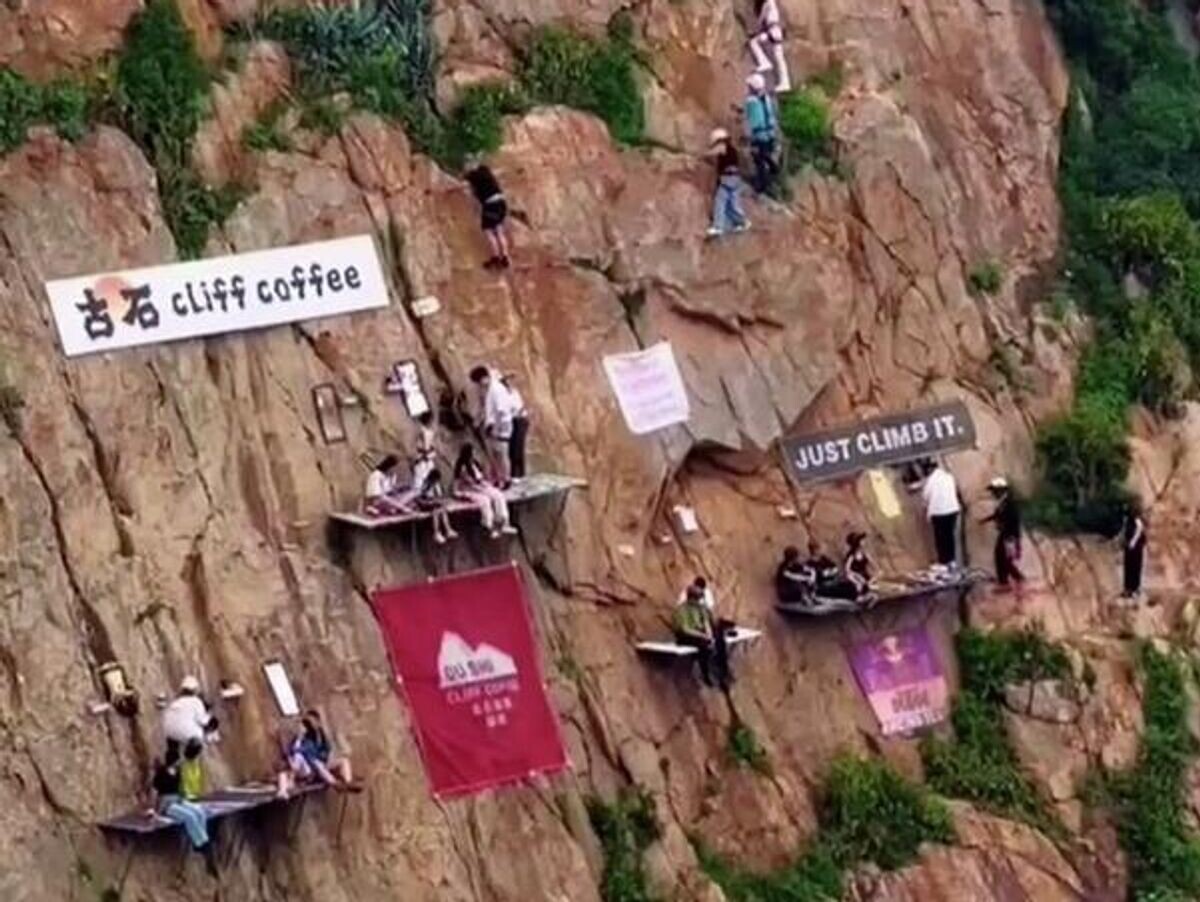    Кофейня на отвесной скале в китайской провинции Фуцзянь | © Кадр видео из соцсетей