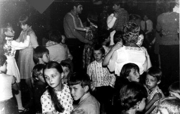 Помимо танцев подростки учились общаться.