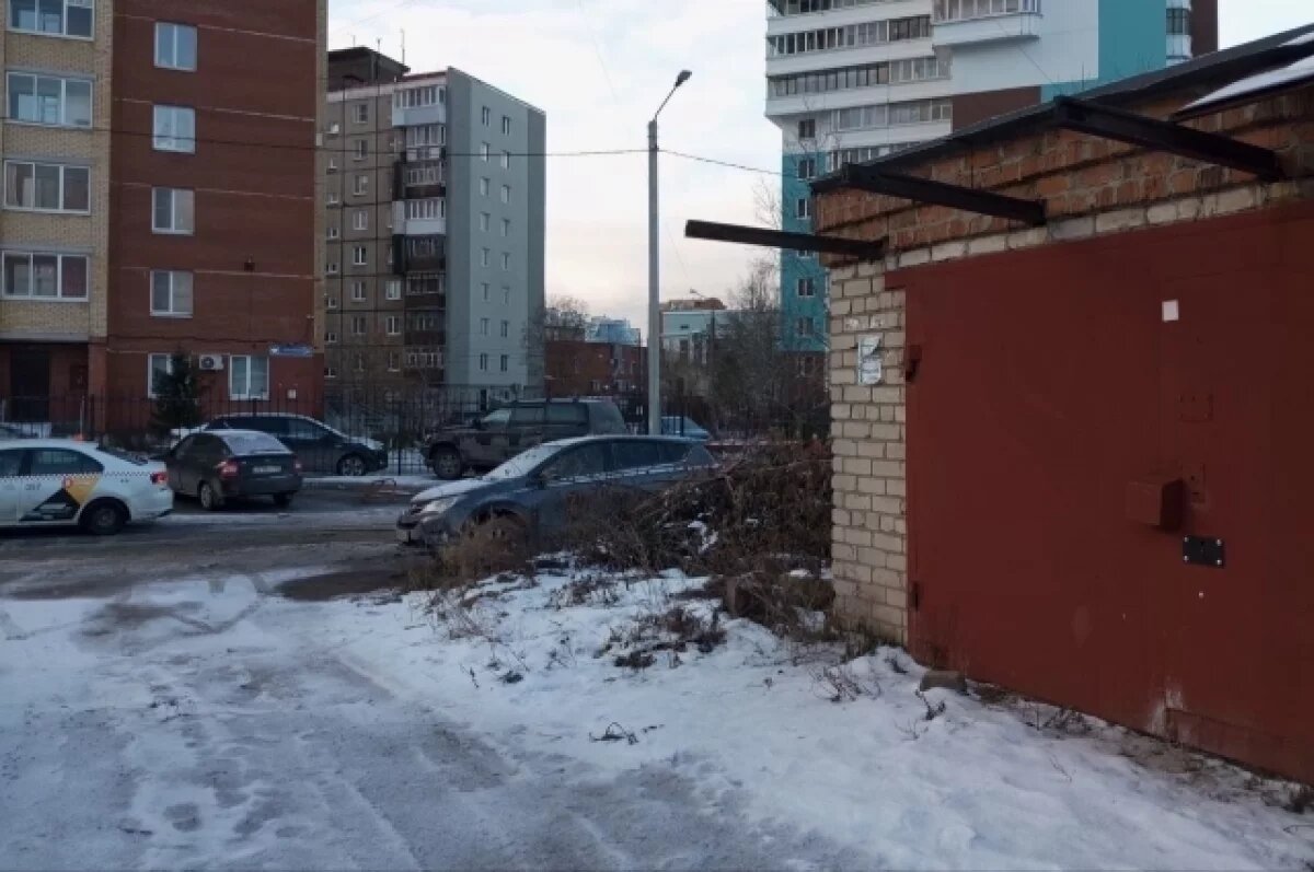    Гаражный комплекс примыкает к жилым домам