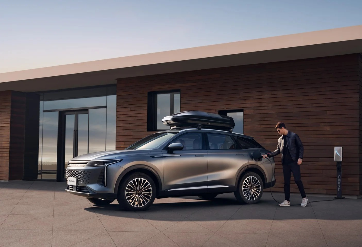 Гибридный кроссовер Exeed RX PHEV