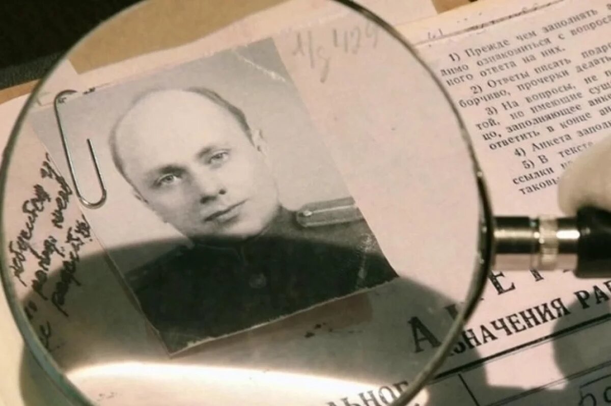    Майор Вихрь в романе Юлиана Семёнова - это собирательный образ сразу нескольких советских разведчиков.