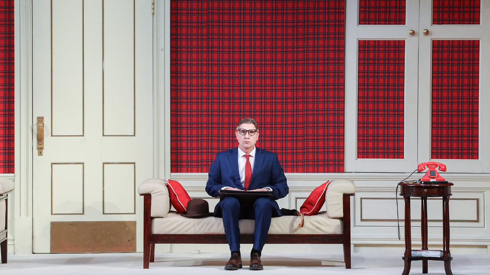 Сцена из спектакля «ТОТ самый № 13» Театра Олега Табакова, в роли Ричарда Уилли Сергей Угрюмов .📷Фото: Ксения Бубенец / «Театр Олега Табакова»