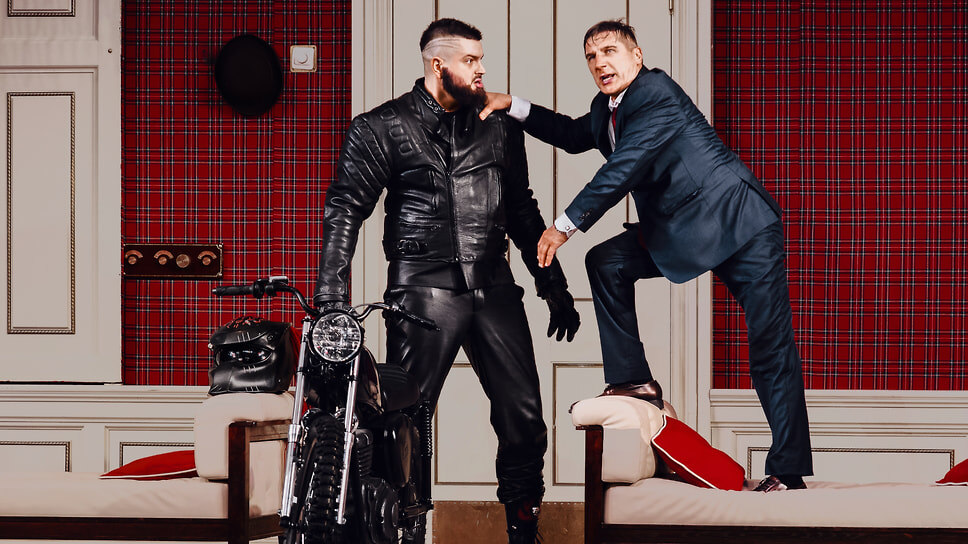 Сцена из спектакля «ТОТ самый № 13» Театра Олега Табакова, в роли Ричарда Уилли Сергей Угрюмов (справа).📷Фото: Вера Юрокина / «Театр Олега Табакова»