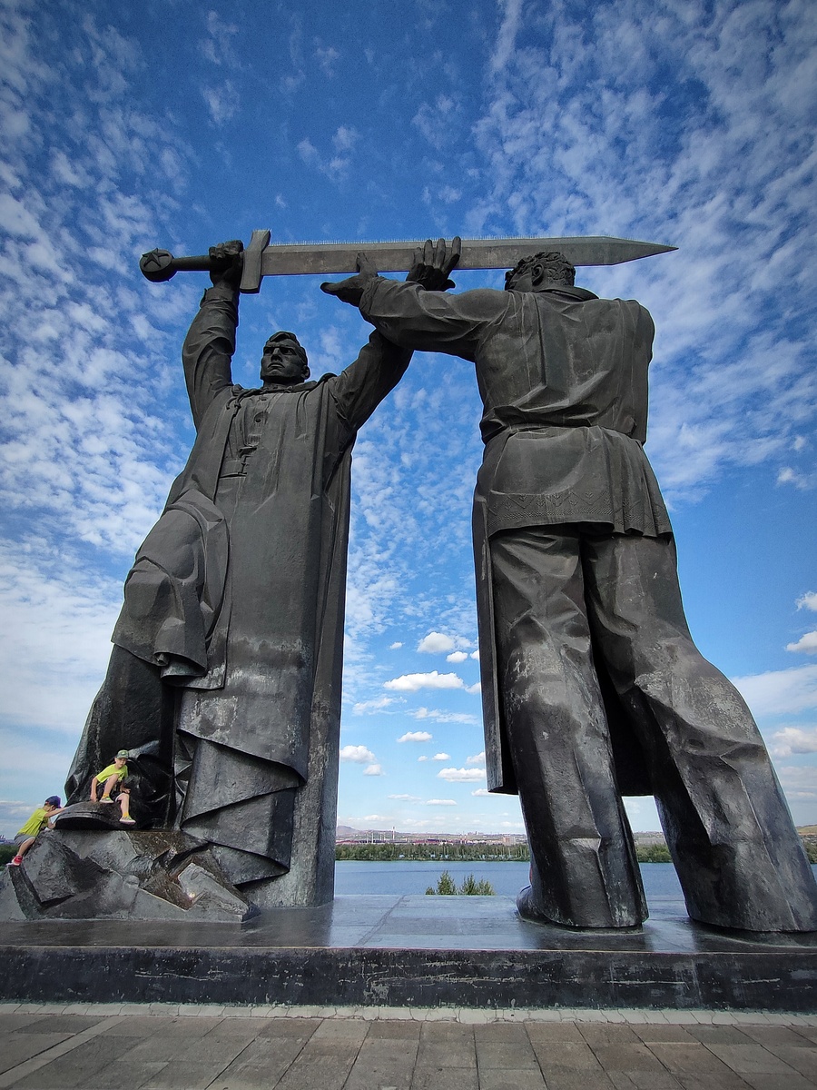 Фото сделала в июне 2023 года в Магнитогорске. Это памятник «Тыл — фронту» (другое название — «Тыл и фронт») — монумент памяти Великой Отечественной войны. Дети внизу подчёркивают размеры монумента (© Анна, «Маяк энерджайзера»)