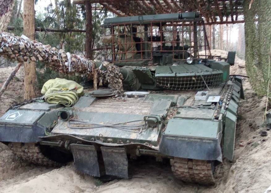 Российский основной боевой танк Т-80БВМ в конверсии образца 2023 года. Фото из личного архива автора © 2025 год