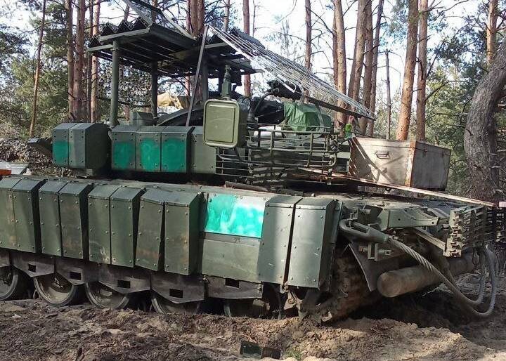 Российский основной боевой танк Т-80БВМ в конверсии образца 2023 года. Фото из личного архива автора © 2025 год