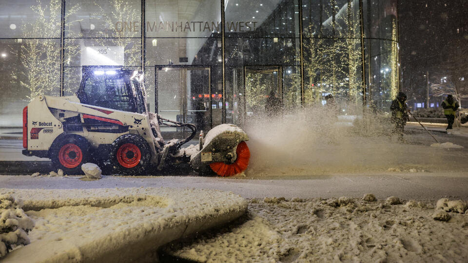     100 тысяч домов остались без электричества из-за бурана в США REUTERS/Jeenah Moon