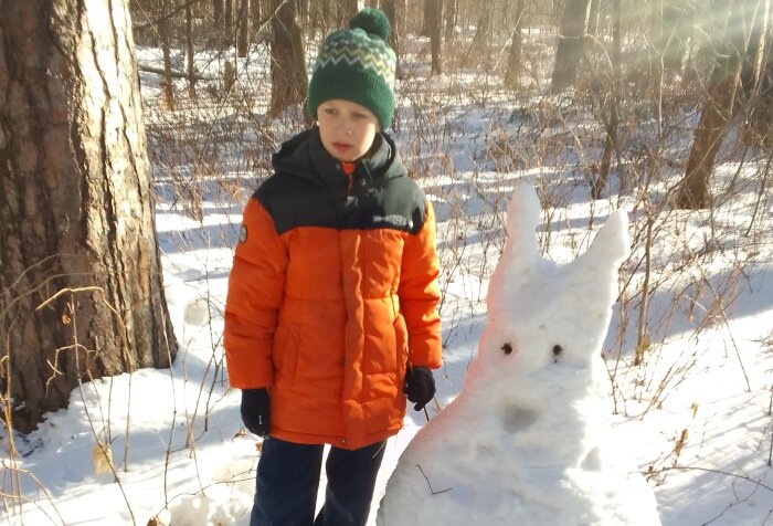 Школьник по просьбе родителей слепил из снега энергетика / фото: Vostok.Today