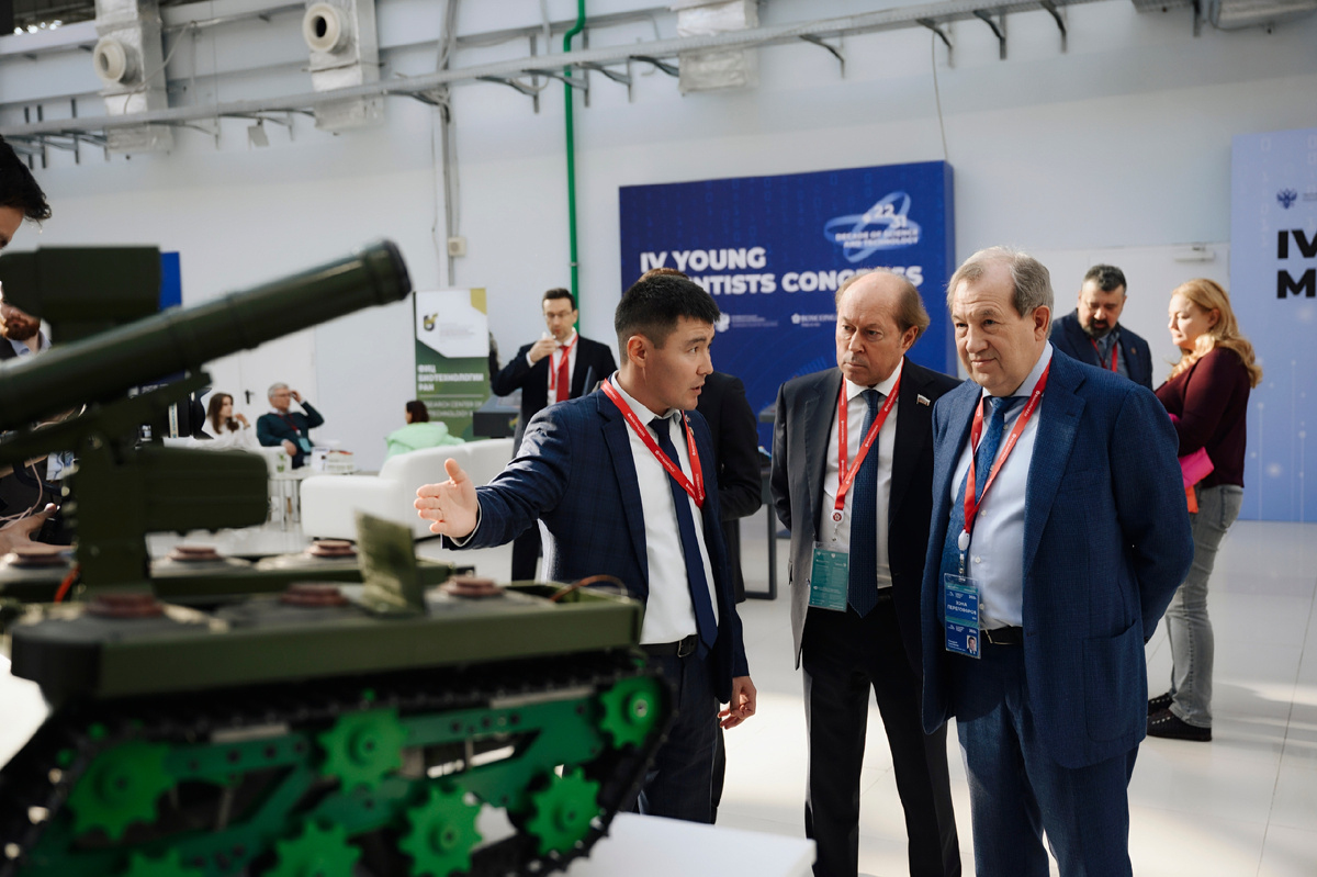 Нуржан Ракимжанов демонстрирует робота «Омич» заместителю председателя Комитета Государственной Думы по науке и высшему образованию Владимиру Кононову и Президенту Российской академии наук Геннадию Красникову