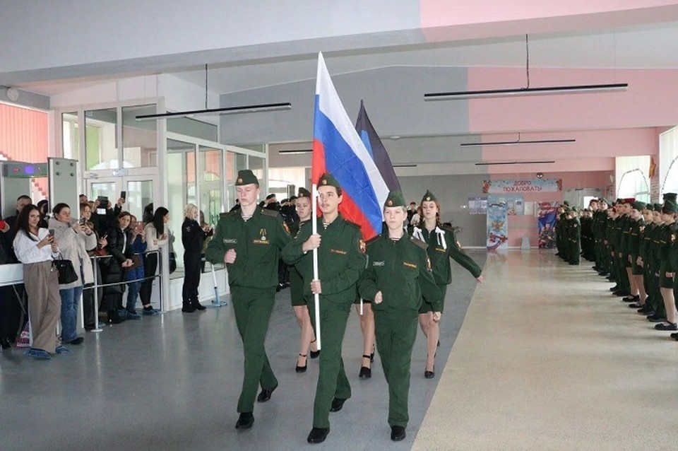    Мариупольские школьники дали клятву гвардейца. Фото: АГО Мариуполь
