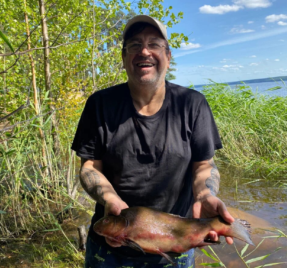 Александр Каменный и линь 1,7 кг на Суванто (оз. Суходольское)