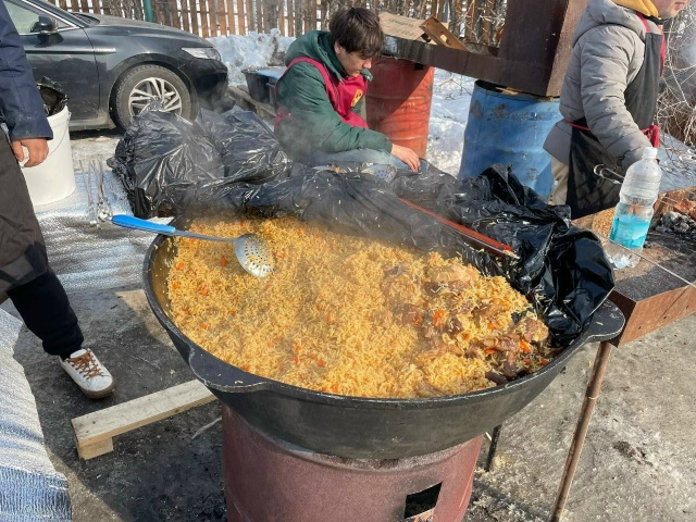 "Это что такое? Где блины-то?": Масленица с запахом плова, как в Иркутской области исконный праздник превратили в восточный базар