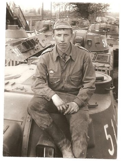 На фото: ожидание погрузки техники 2С1 «Гвоздика» на станции Зацкорн округ Потсдам 1991год. Шабанов А.В., старший техник 1 ГСА Батареи 62 Слонимо-Померанского орденов Суворова и Кутузова Мотострелкового полка, который участвовал в штурме Берлина. Место дислокации Олимпишесдорф западная окраина Западного Берлина. Сфотографирован на своей технике. Бортовой номер 512: 5 -  артдивизион. 1 - 1 батарея, 2 - 2 орудие Первый огневой взвод. 501 - КШМ командира батареи и т.д.