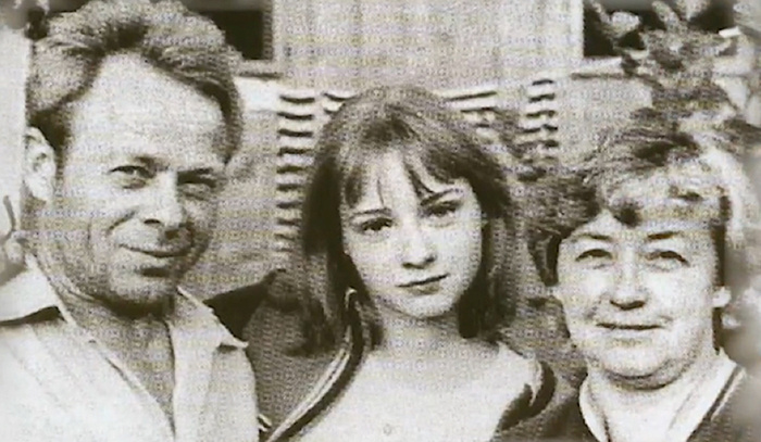 Евгения Добровольская с родителями