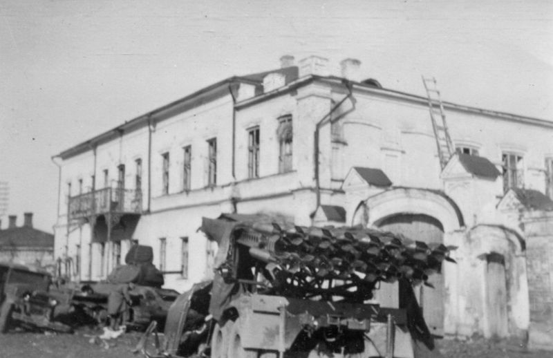 Мценск,октябрь 1941 года.. Рядом с "Катюшей" советский подбитый танк.