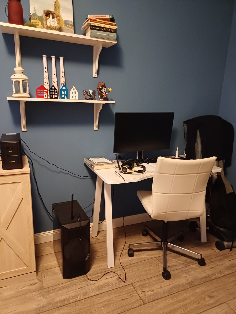 Таким образом расположена рабочая зона с техникой в комнате. Всюду переноски и шнуры. Мало того, открываешь дверь спальни и создаётся ощущение, что ты оказался в компьютерном классе. Фото автора Юлии Солоха