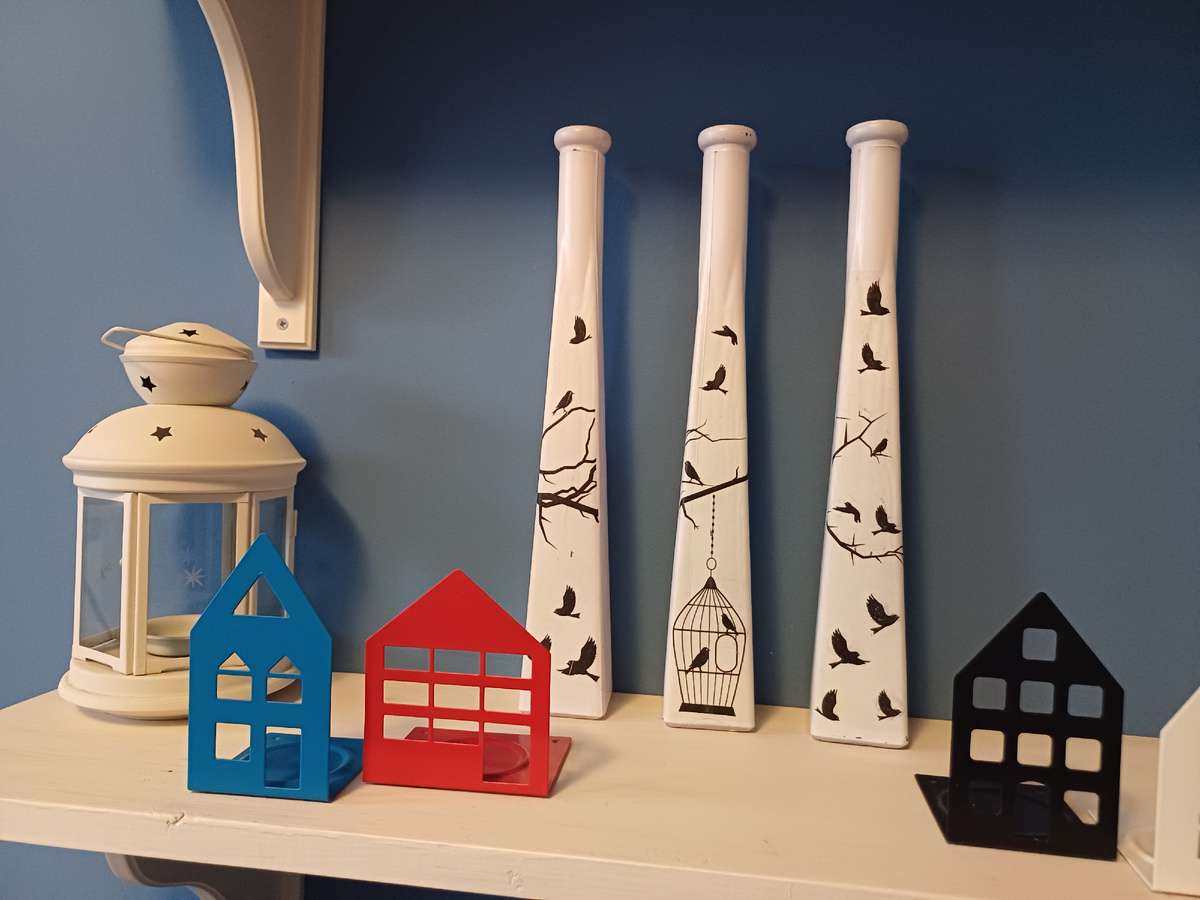 Начинаю демонтаж микромира в спальне сына. Я ещё не знаю, найдётся ли место в новом интерьере всем этим милым и памятным вещицам. Фото автора Юлии Солоха.