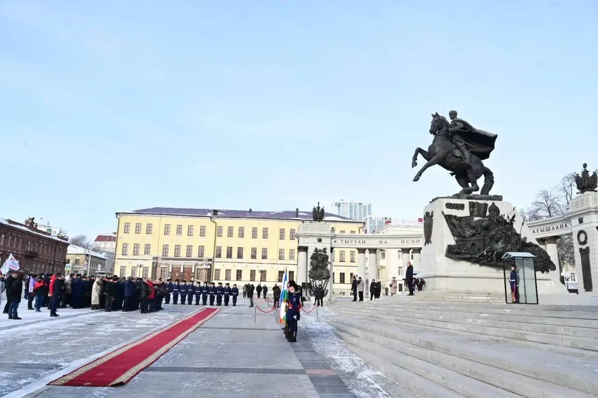    Радий Хабиров возложил цветы к памятнику Героям в уфимском парке Победы