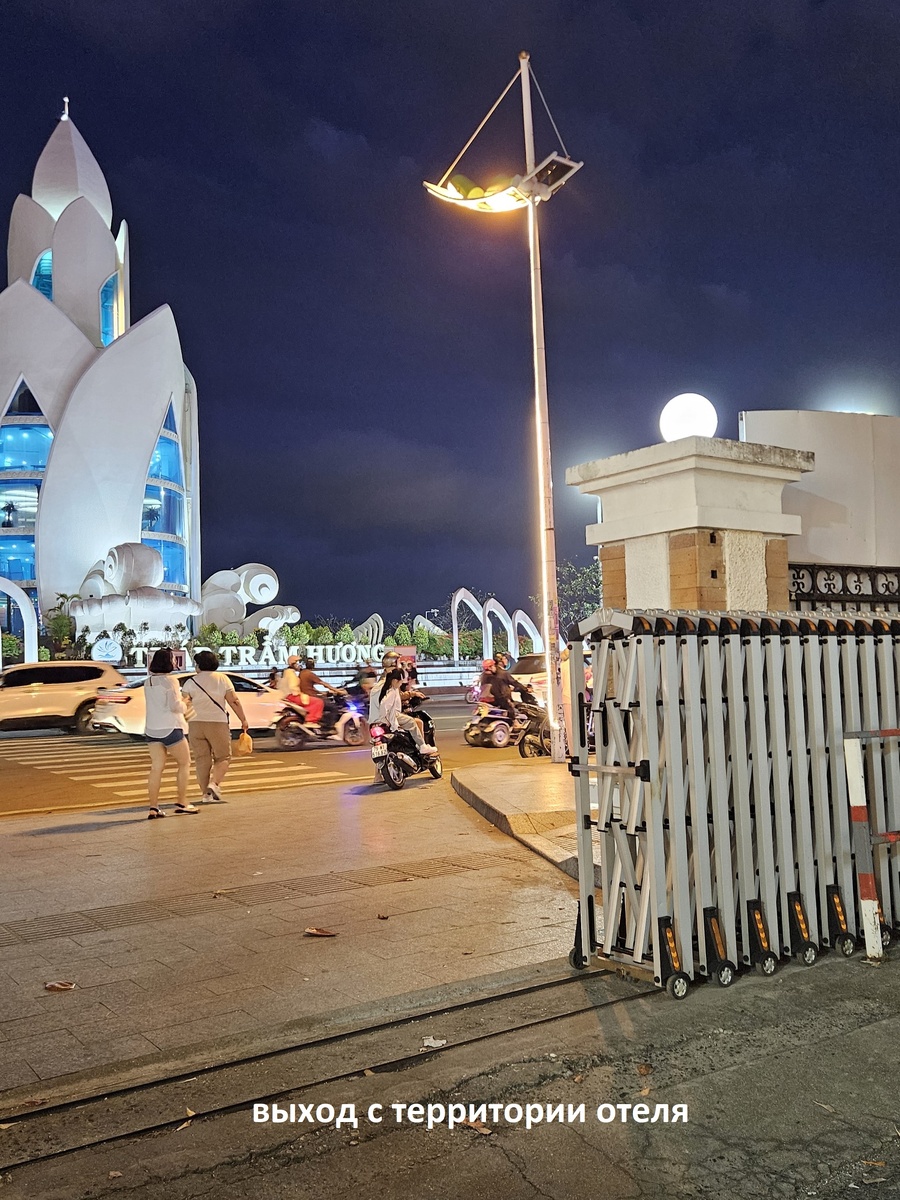 Выход из отеля сразу к Лотосу