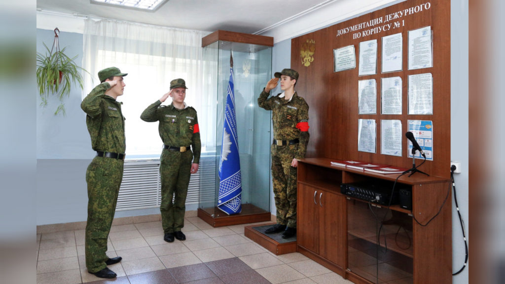    Развод дневальных у знамени казачьего кадетского корпуса. Фото Архипа Ларченко. Владимир Головенко