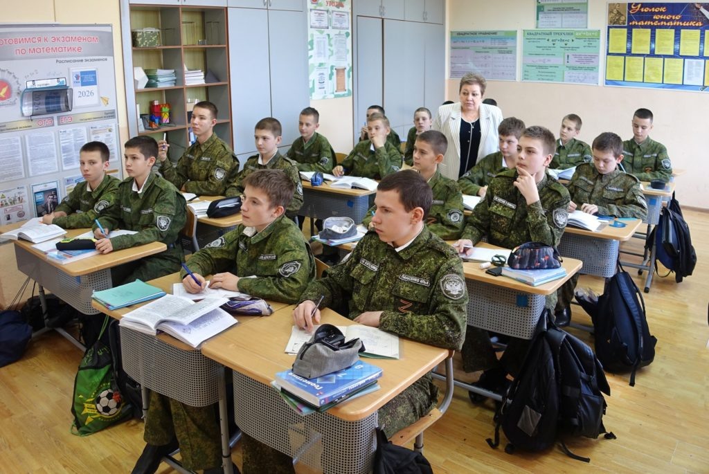    Дополнительное занятие в седьмом классе ведет педагог Тамара Моисеева. Владимир Головенко