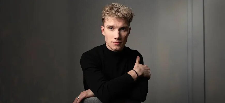 Александр Чавлытко — журналист, автор-исполнитель и ранее ведущий регионального телеканала в Карелии, ныне обучающийся в Высшей Школе Кино и Телевидения «Останкино» и магистратуре РГСУ. 