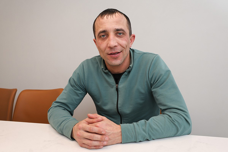    Ленур Биктимеров: «Меня отговаривали идти на СВО, говорили: „Ты, наверное, не знаешь, куда идешь“. Но я знал точно: все предопределено Аллахом».   
Фото: Андрей Титов