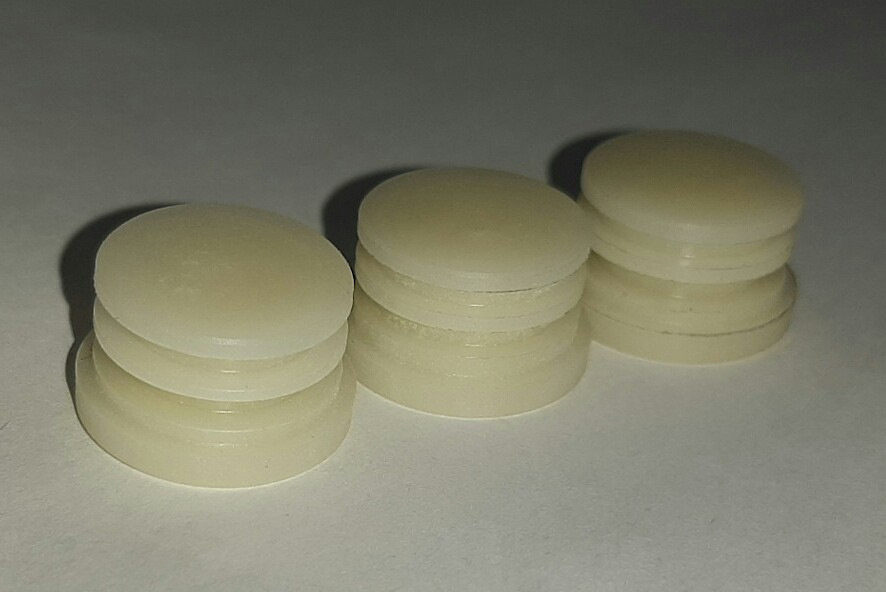 Вариант №1, №2, №3. Эти из капролона. На данном этапе плевать на температурное расширение заглушек, просто занимаемся подгонкой размеров.