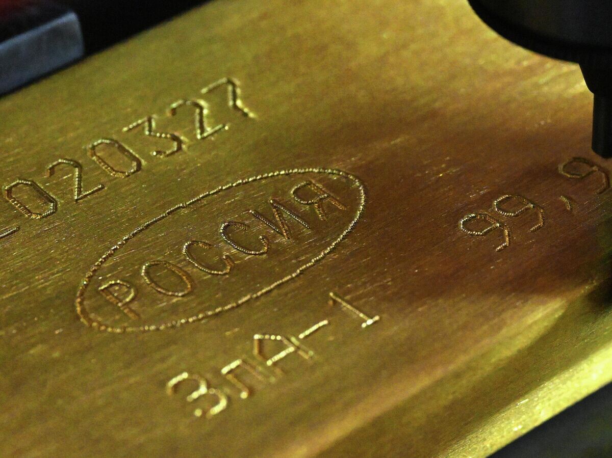    Маркировка золотого слитка высшей пробы© РИА Новости . Илья Наймушин