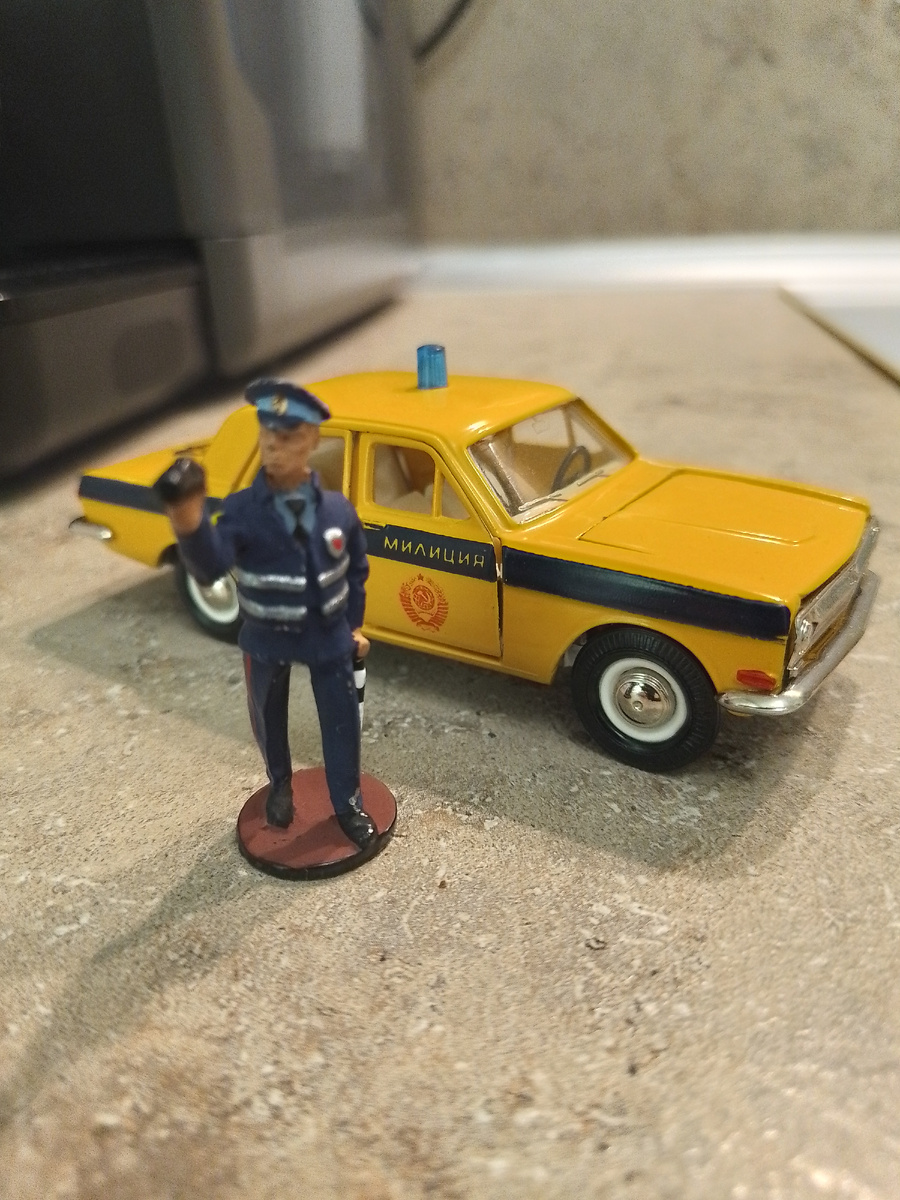 Фигурка на фоне саратовской Волги ГАЗ-24 (А14).