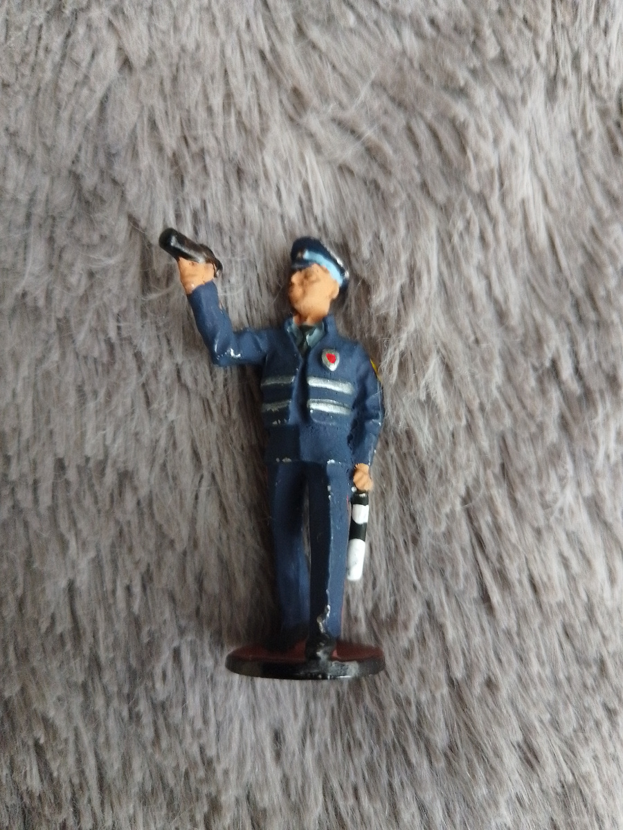 Фигурка сотрудника ДПС с радаром-измерителем скорости.