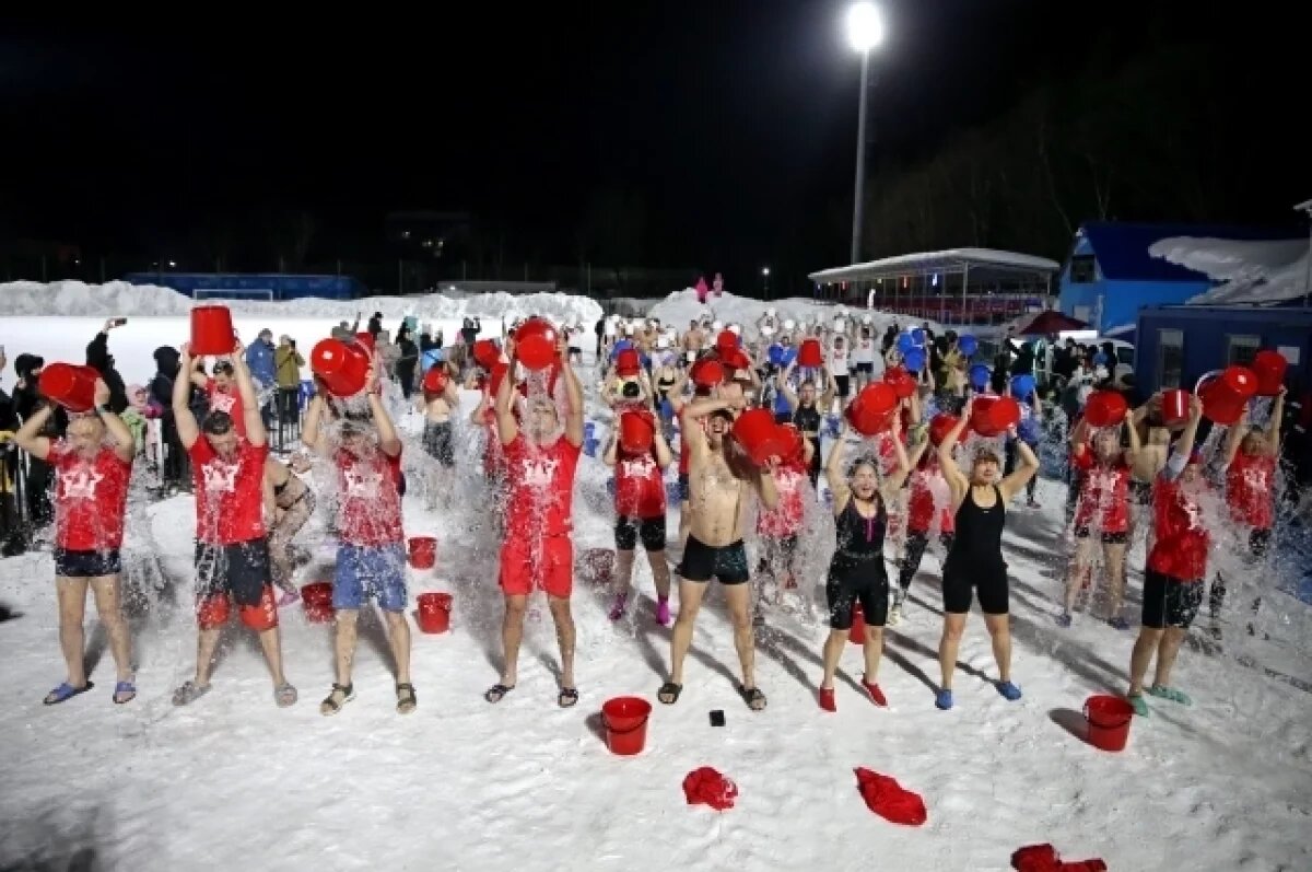    Десятки сахалинцев облились ледяной водой в честь Дня защитника Отечества