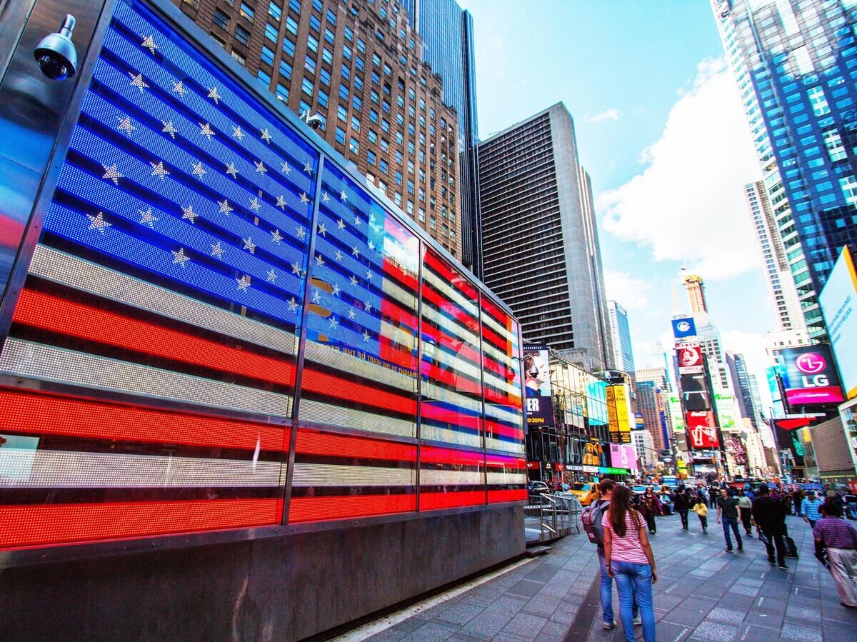    Прохожие на площади Таймс-сквер в Нью-Йорке, США | © РИА Новости / Дмитрий Паршин