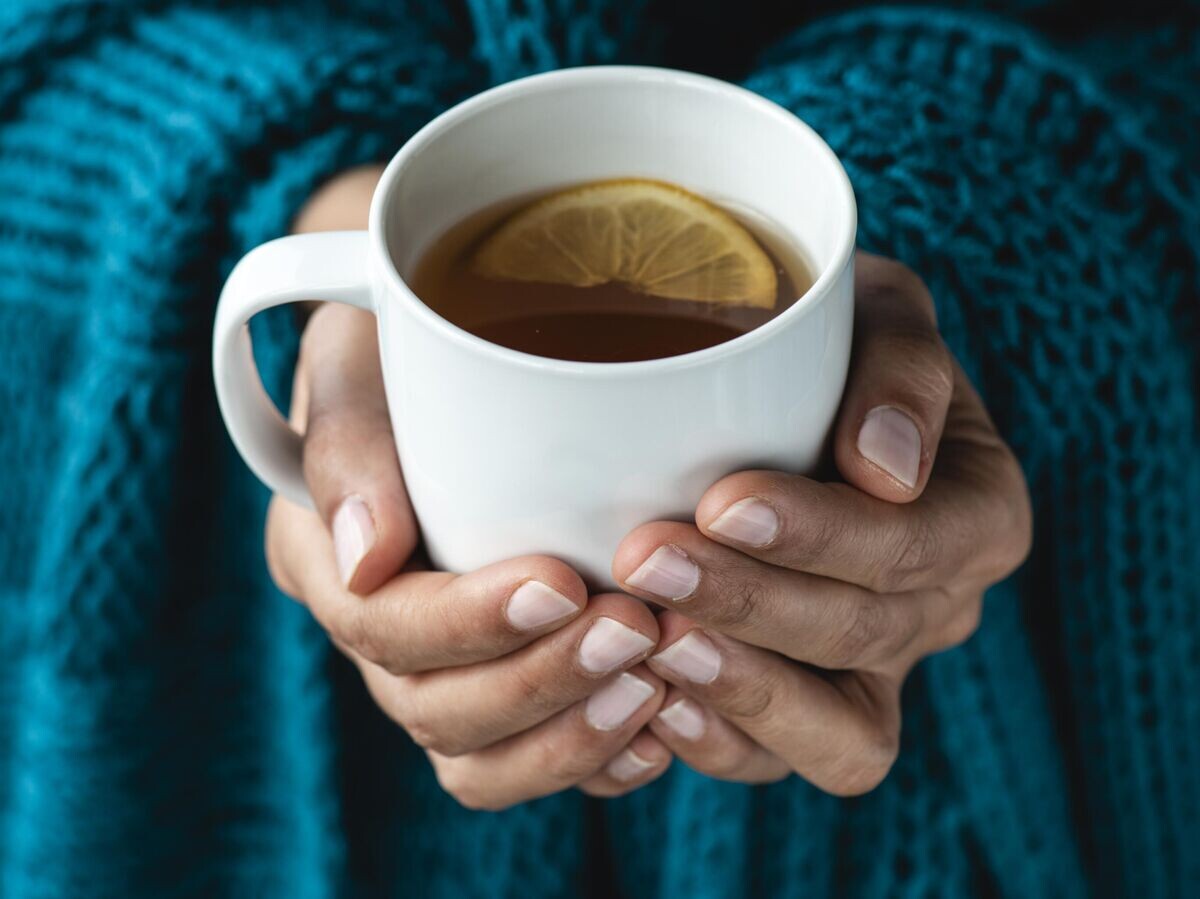    Девушка пьет чай с лимоном | © iStock.com / solidcolours