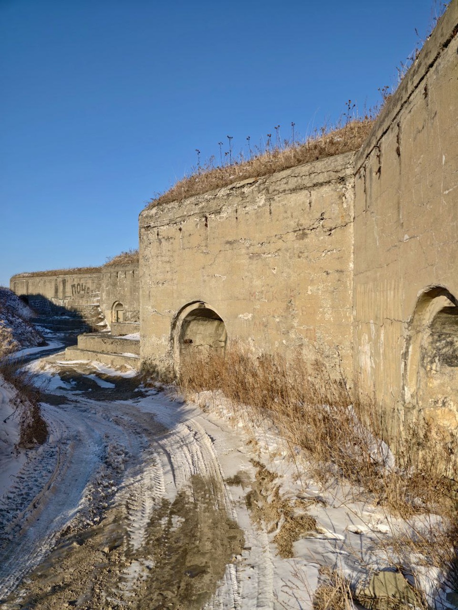 Стрелковый бруствер и входы в подбрустверную галерею