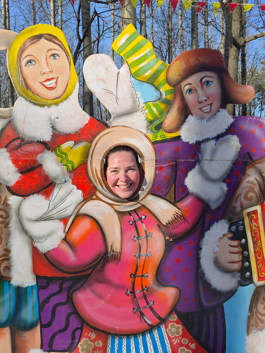 Масленица - это когда тебе снова пять лет и ты счастлива просунуть голову в прорезь😁