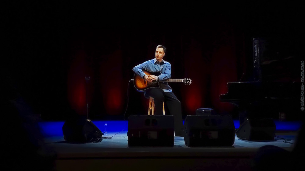 1. Иван Абрамов на сцене ДК Московский © NickFW.ru — 22.02.2026г.