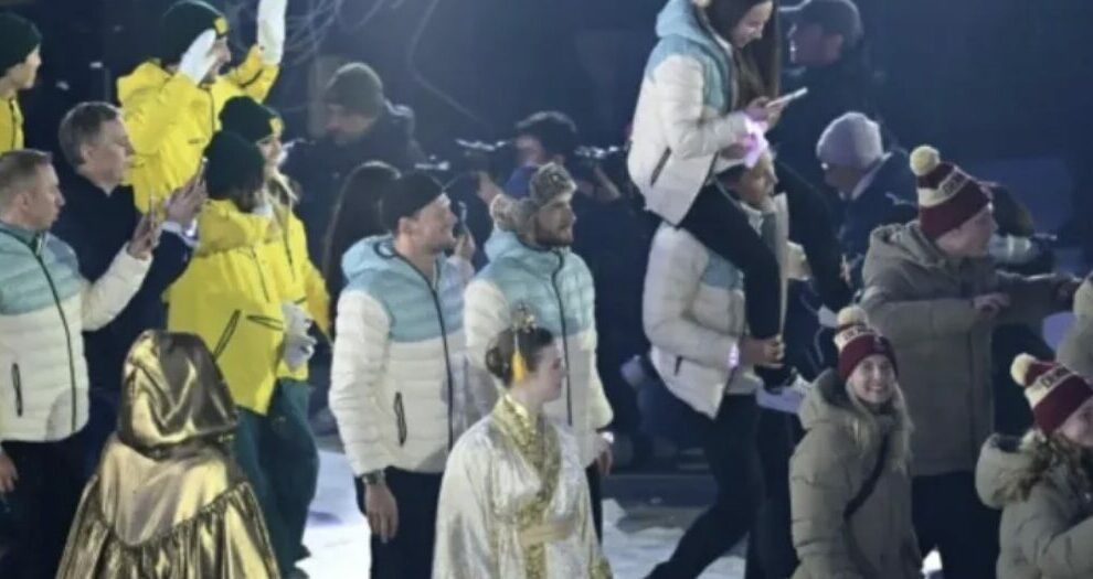    Непряева на плечах Коростелева, фото скриншот Ютуб-канала ОИ