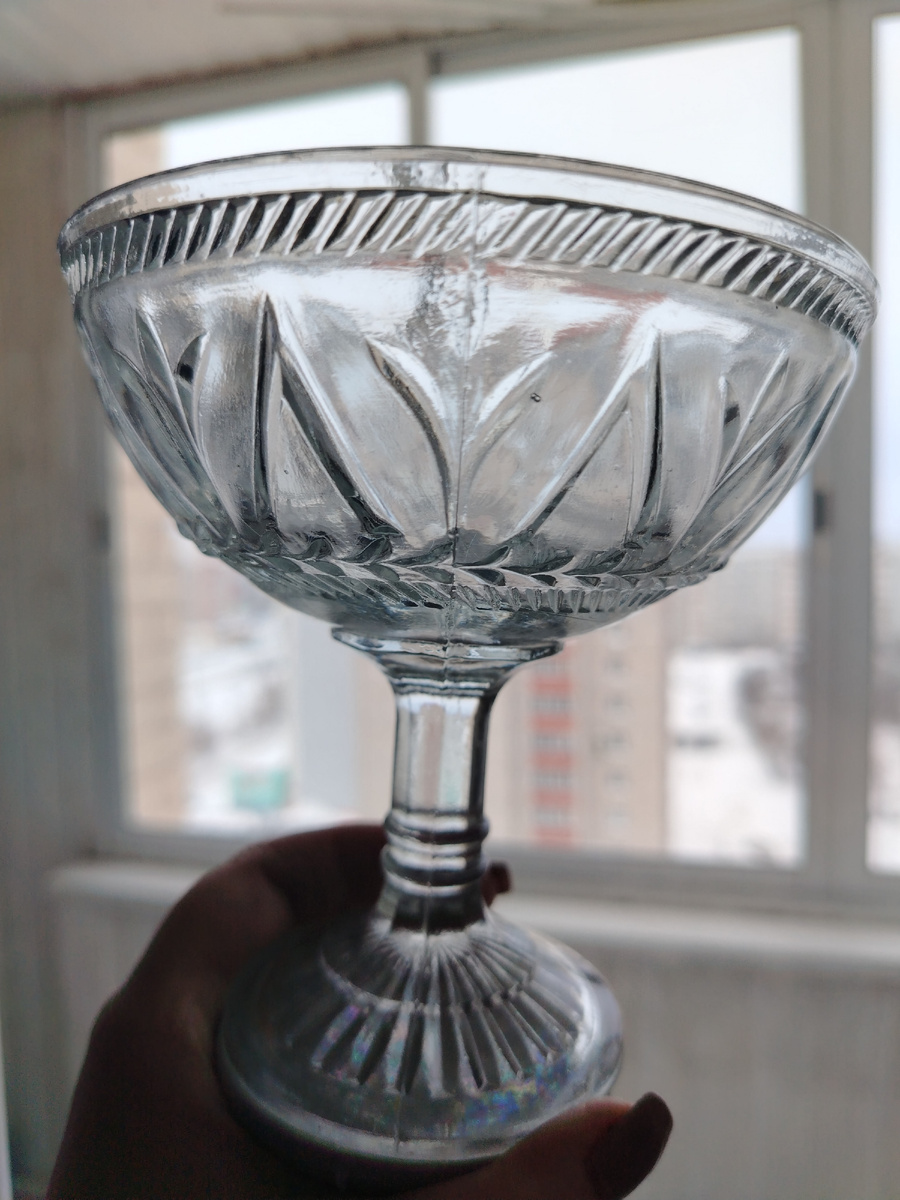 Сахарница. Стекло, чуть сероватое. Клейма нет. 