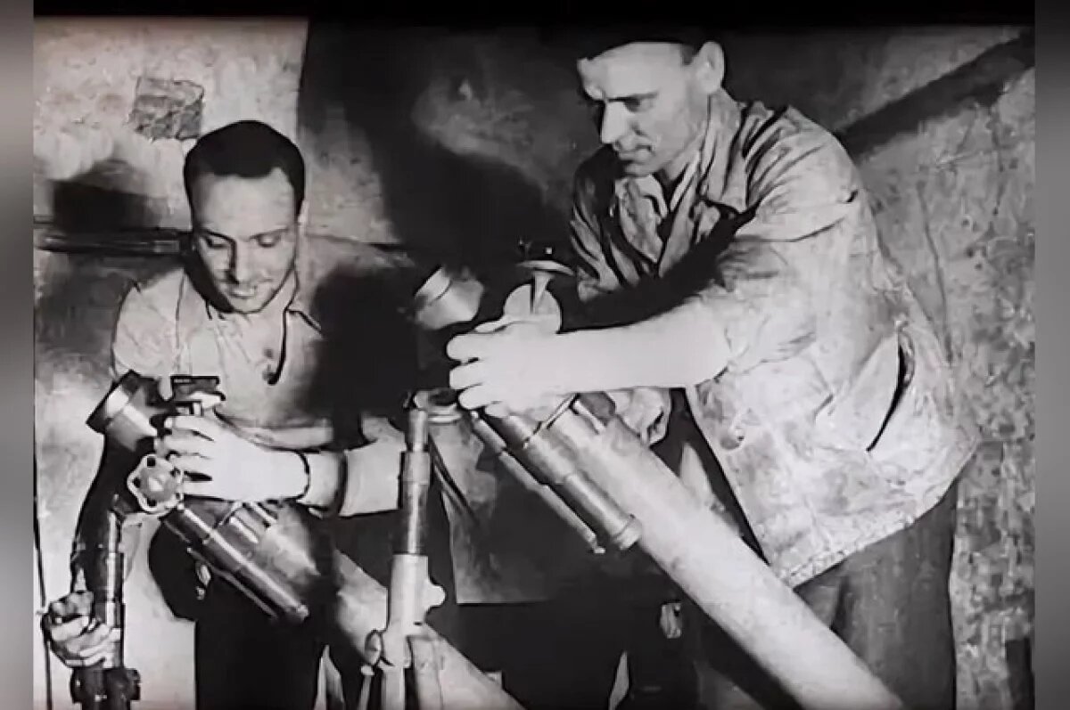    Рабочие спецкомбината № 1 А, Кокоша и С. Рофе за сборкой миномётов. Севастополь, 1941-1942 гг.